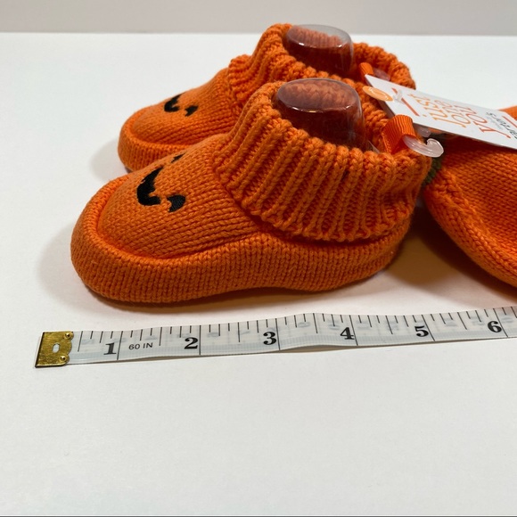 New Orange Baby Pumpkin Hat and Bootie Set - Picture 5 of 6